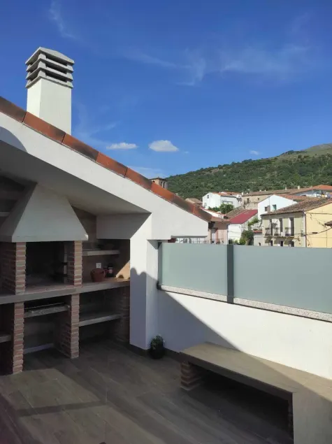 Casa Rural con Chimenea Interior, Terraza con Barbacoa y Vistas a la Montaña - Image 1