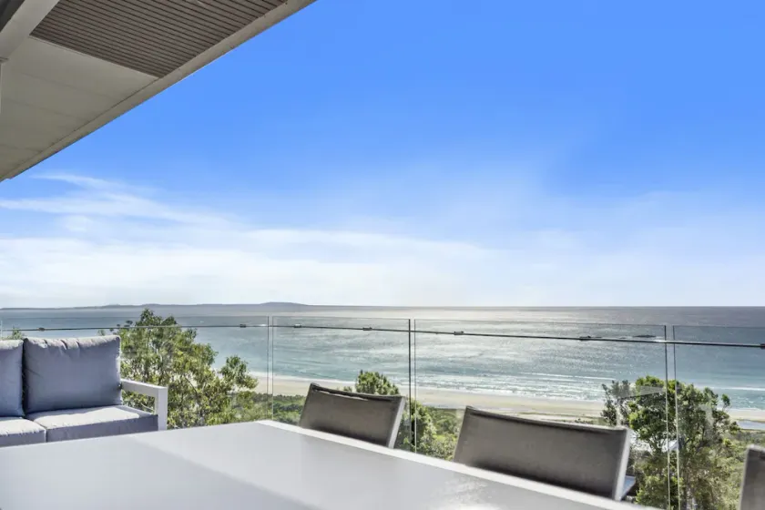 3 bedroom 3 bathroom holiday house with stunning views from all rooms. - Image 1