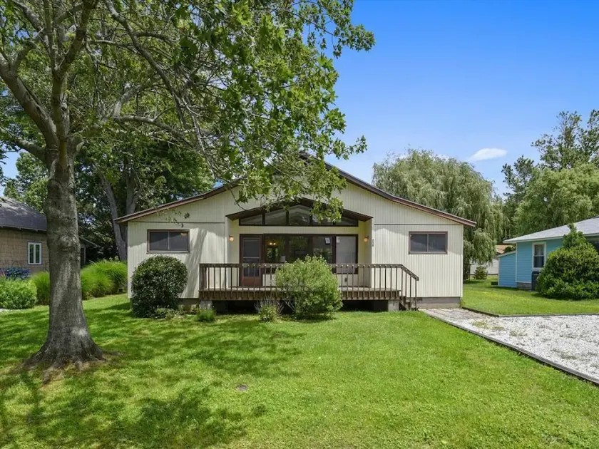 Cozy Vacation Home w/Sun Room in Bethany West - Image 1