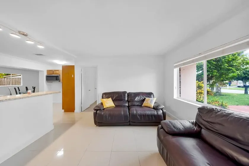 Casa Neisy Florida 10 minutes from Hollywood Beach and Hard Rock Hotel & Casino Hollywood - Image 1