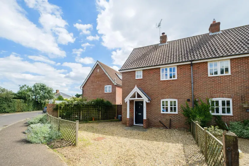 8 Saxonfields - Image 1