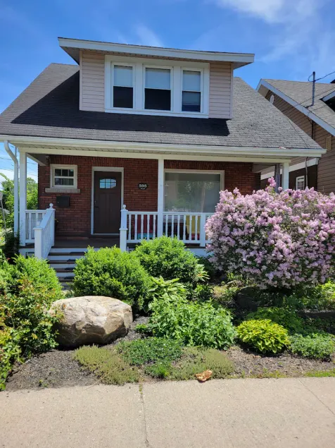 Charming historic home w/ parking, walk to downtown, waterfront, shops & more. - Image 1