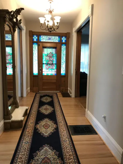 Spacious updated private home, quiet neighborhood, walk to downtown. - Image 1