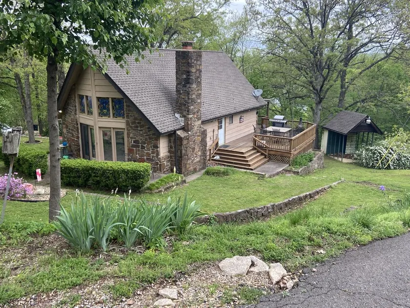 “Iris Cottage” - Cozy Cabin that Sleeps 10 - Image 1