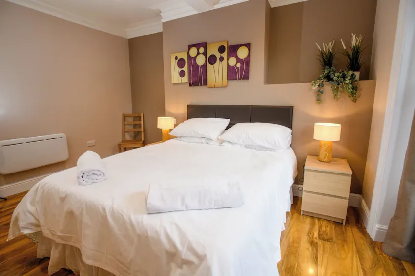 City center 1 bed en-suite room. king sized bed,  free WIfI Toiletries smart tv - Image 1