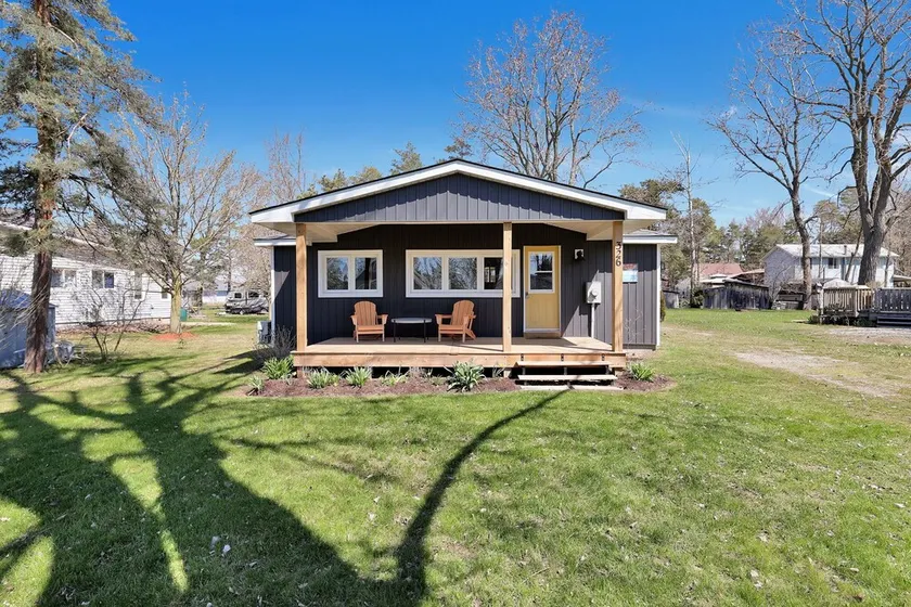Cozy Beach Cottage with Sauna & Spacious Backyard just 5mins from the Beach - Image 1