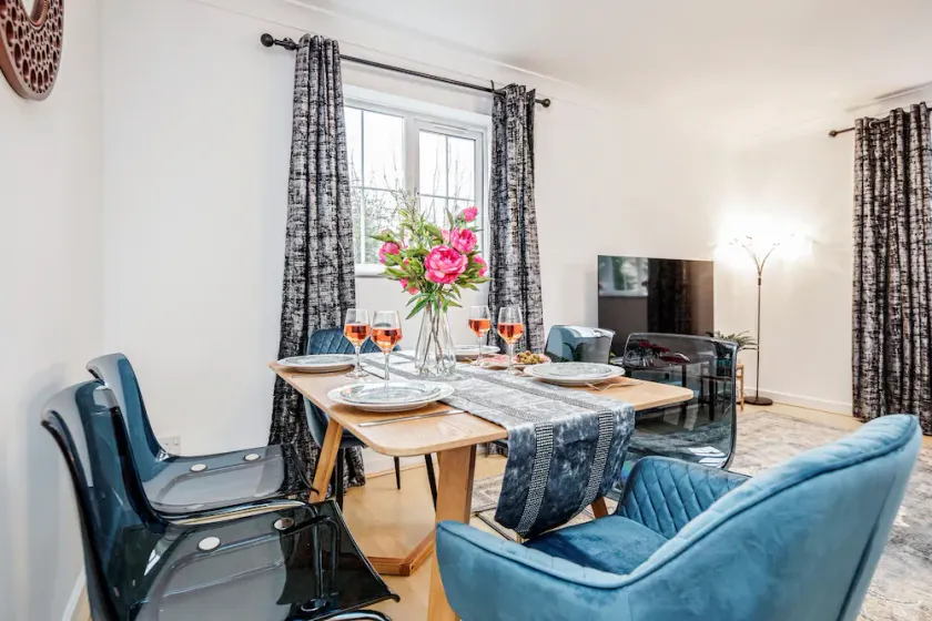 Free parking★ Gated Haven★ Stunning 2 Bed Apt ★WatfordFC/Hospital/Atria/Theater★ - Image 1