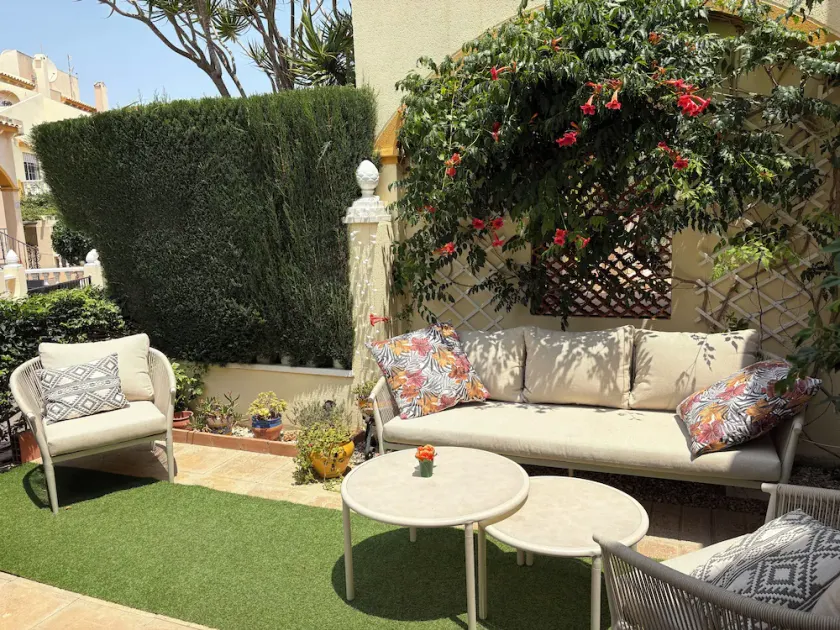 Cozy year-round house with solarium and pool access - Image 1
