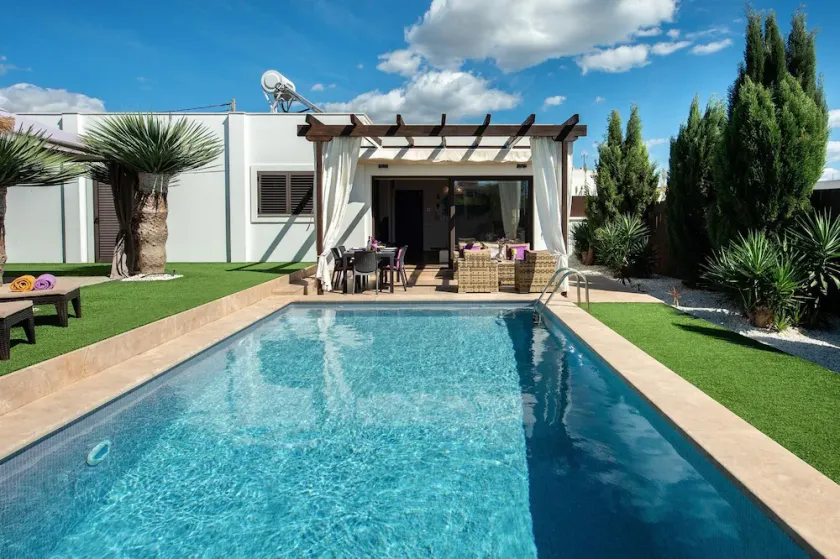 Wunderschöne Villa für erholsame Ferien, privater Pool in Strandnähe - Image 1