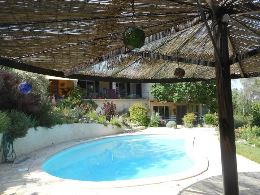 apartamento independente em uma vila em grandes áreas arborizadas a 10 minutos de Aix - Image 1