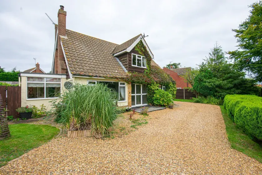 4 bed Coastal cottage sleeping 10 with hot tub - Image 1