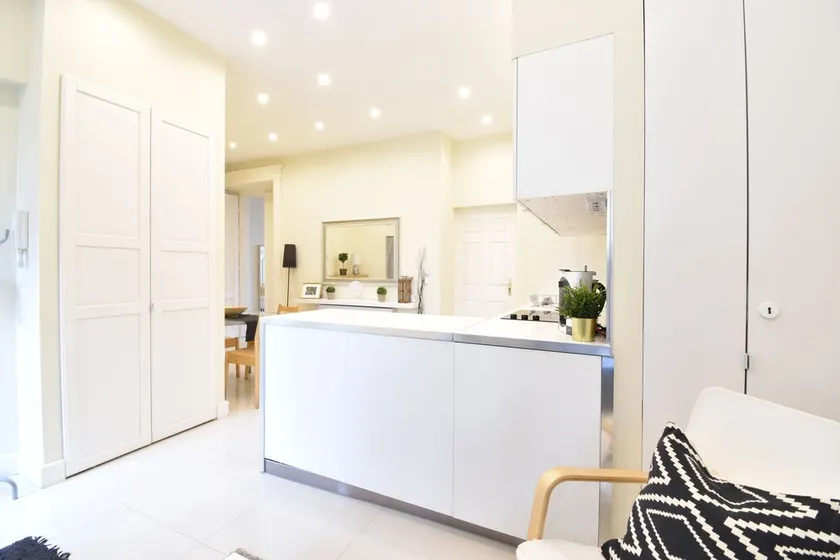 Pretty central 2 bedroom flat - Image 1