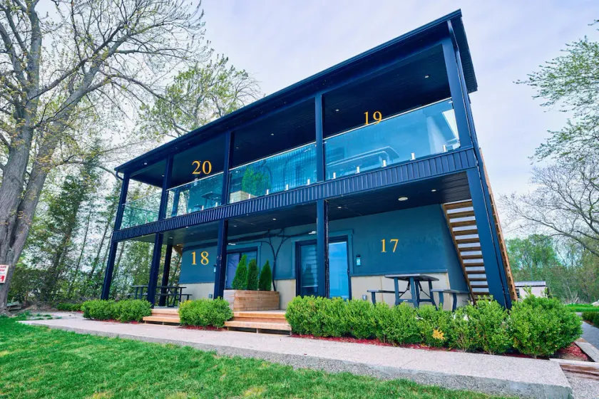 Cottage 19: Upper-Level Beachfront Unit in 4-Plex - Image 1