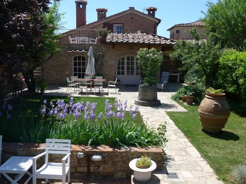 Helles und leicht romantisches Haus, umgeben von mittelalterlichen Mauern und Pool - Image 1