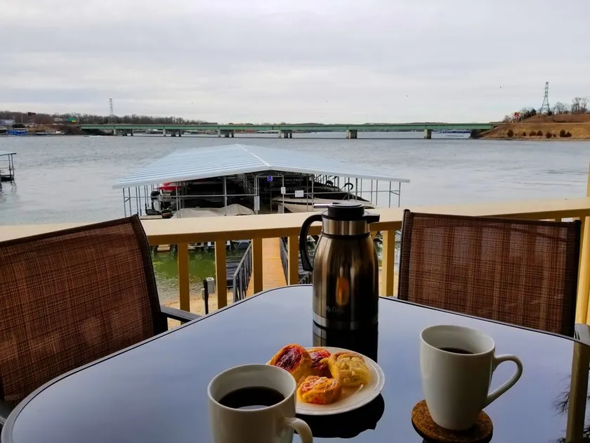 SUPERBE VUE! Mis à jour! Au bord du lac! Ascenseur! Très proche des magasins et des restaurants! Wifi - Image 1
