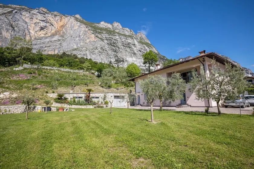 Monolocale 'Monte Brento Gaggiolo 1' con vista sulle montagne e giardino privato - Image 1