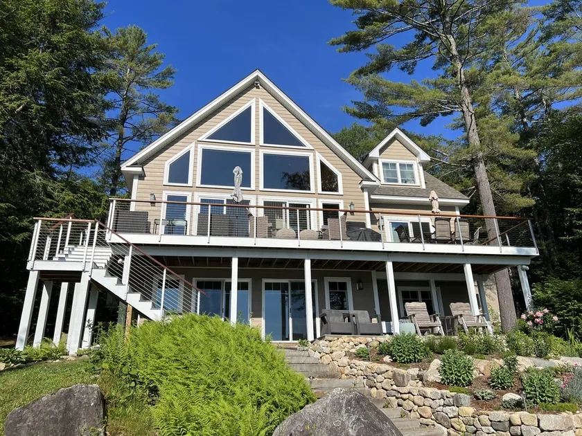 Modernes Seeufer-Haus auf Holz-Teich mit Sandy Beach. - Image 1