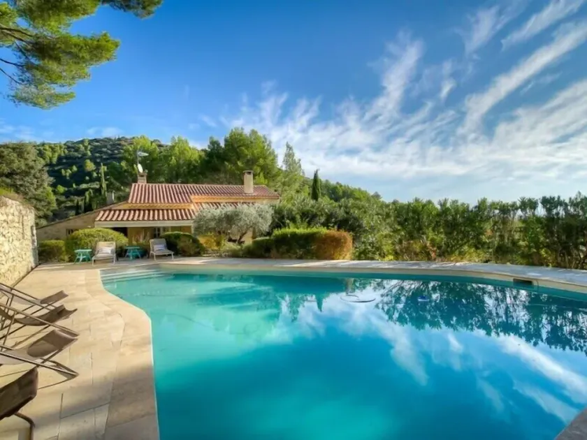 Maison Familiale au Cœur du Luberon avec Piscine et Vues Panoramiques - Image 1