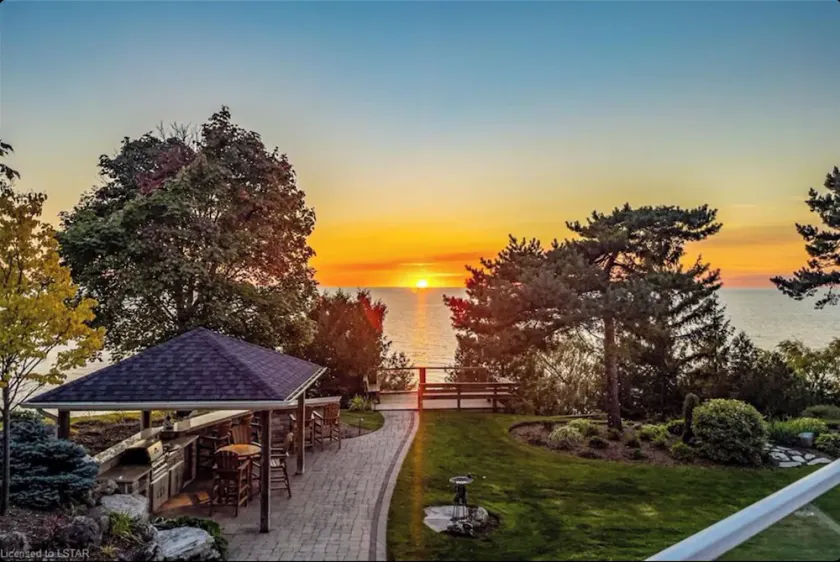 The Brentwood Waterfront Retreat - Image 1