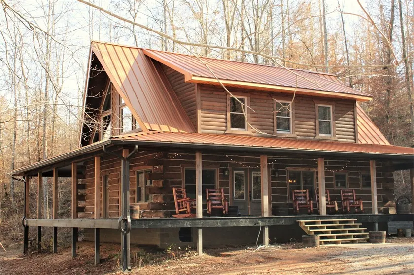 Cozy pine log cabin - Image 1