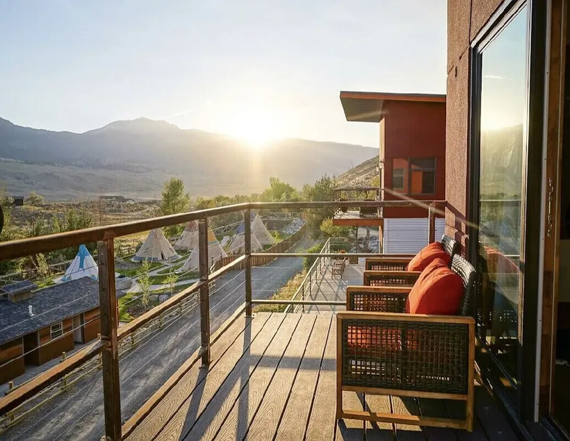 Custom 4 Bedroom Suite at Yellowstone Park. Three Decks w/ stunning views & BBQ! - Image 1