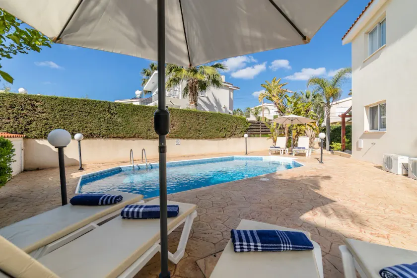 Luxusvilla komplett ausgestattet mit privatem Pool. Alle Annehmlichkeiten zu Fuß erreichbar - Image 1