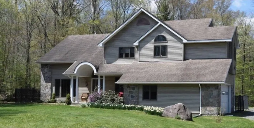 Spacious House near Lake and Snowmobile Trails - Image 1
