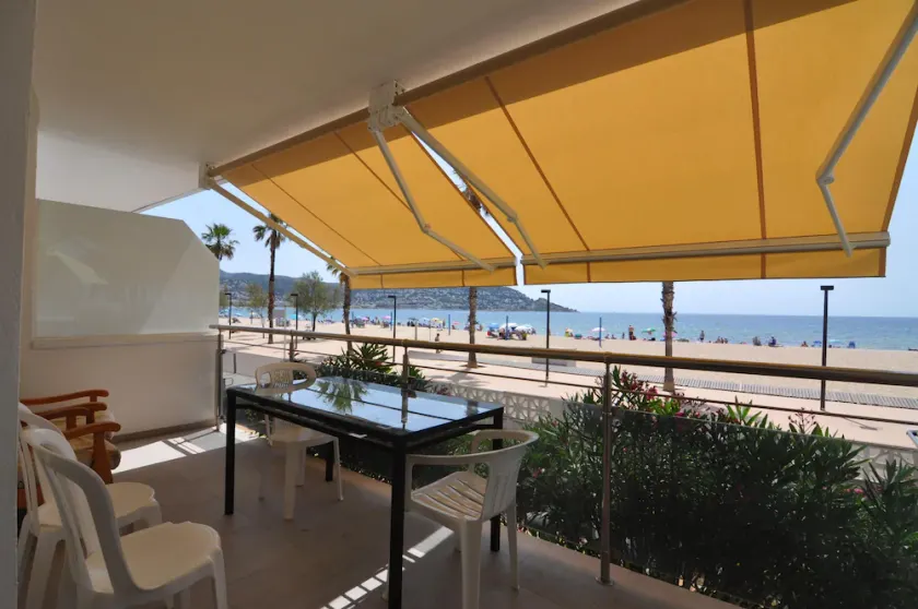Charming Apartment in Roses: 2 Bedrooms, Sleeps 5, and Sea Views on the Beachfront. - Image 1