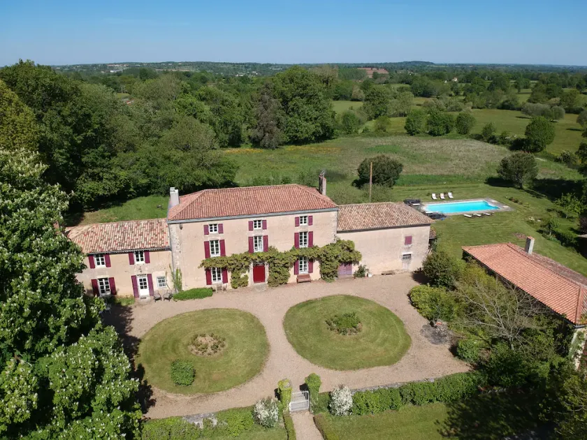 Classic and luxurious French manor house set in large grounds with swimming pool - Image 1