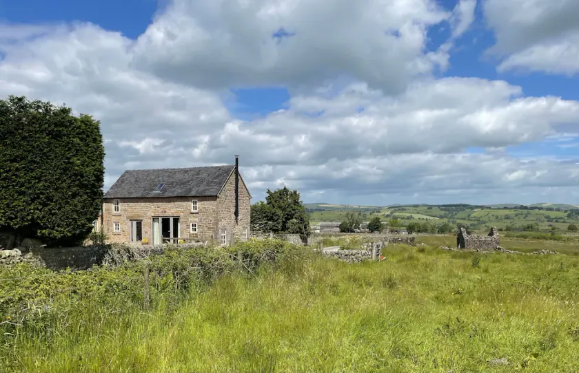 Luxurious Converted Barn with Stunning Views, Log Burner & Roll Top Bath - Image 1