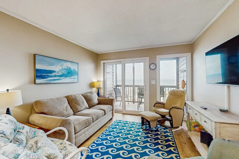 Magnifiquement condo en bord de mer avec accès direct à la plage et piscine / bain à remous partagés! - Image 1