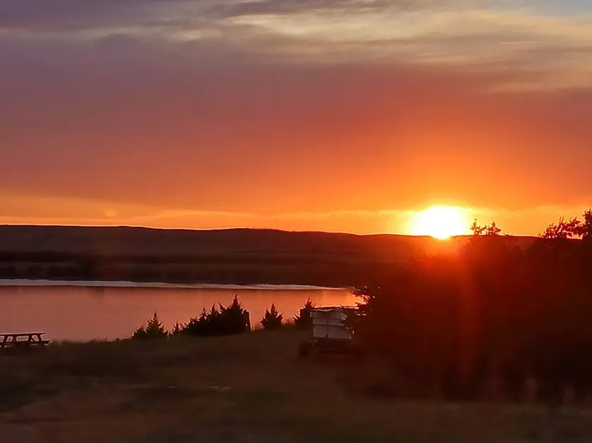 4 bedroom home on Missouri River - Image 1
