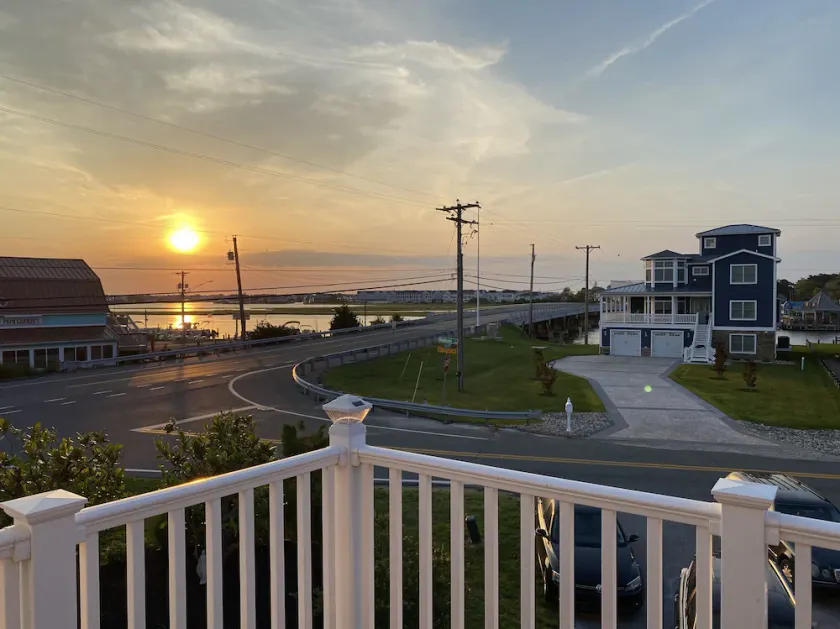 Bayview Vibes, Walk to Dining, 4BR, 1 Mi to Beach - Image 1