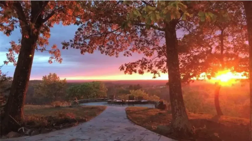 6-Acre Luxurious Country Home with Goddess Point Lookout - Image 1
