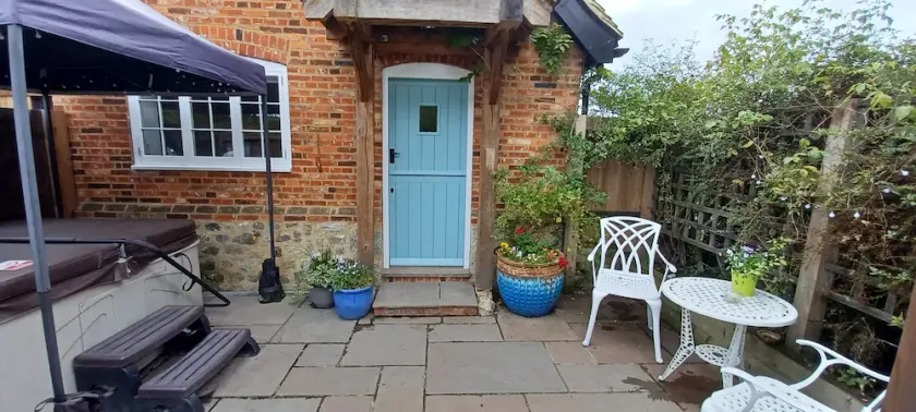 The Annexe with Hot Tub - Image 1