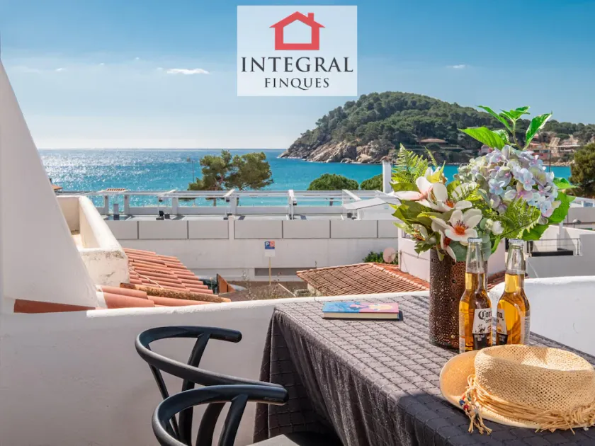 Beachfront Family Retreat with Stunning Sea Views in Palamós - Image 1