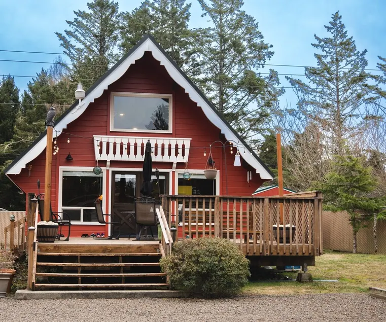 Cozy Cabin with 8 minute walk to the beach! - Image 1
