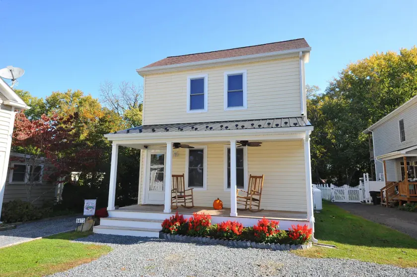 Walking distance to shopping, restaurants, entertainment, and the Chesapeake Bay - Image 1