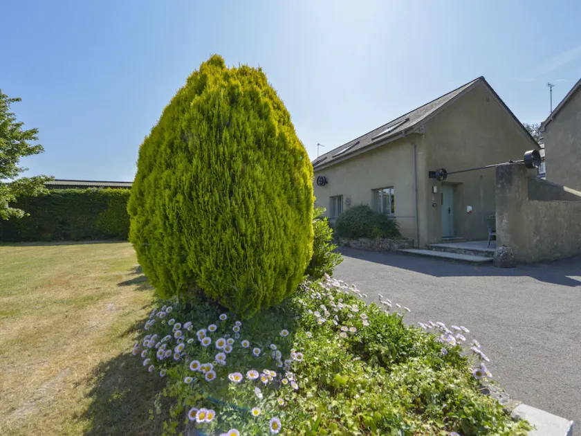 ACORN COTTAGE, pet friendly, with pool in Newton Abbot - Image 1