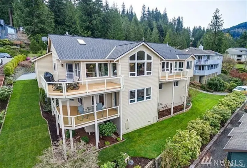 Pinnacle Perch, 5 min walk to Lake whatcom. Golf, Pool, Trails, Biking and View - Image 1