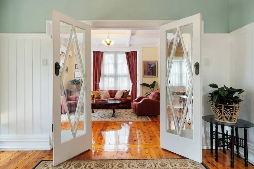 Elegant Goldfields Retreat - Spa Bath & Privacy - Image 1