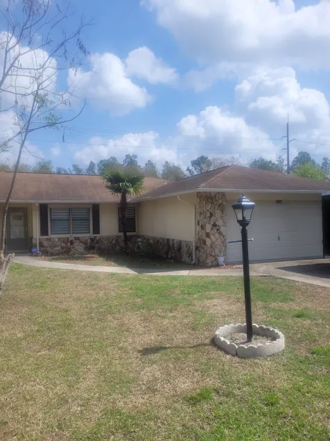 Large Bungalow with fenced yard and game room. Close to everything - Image 1