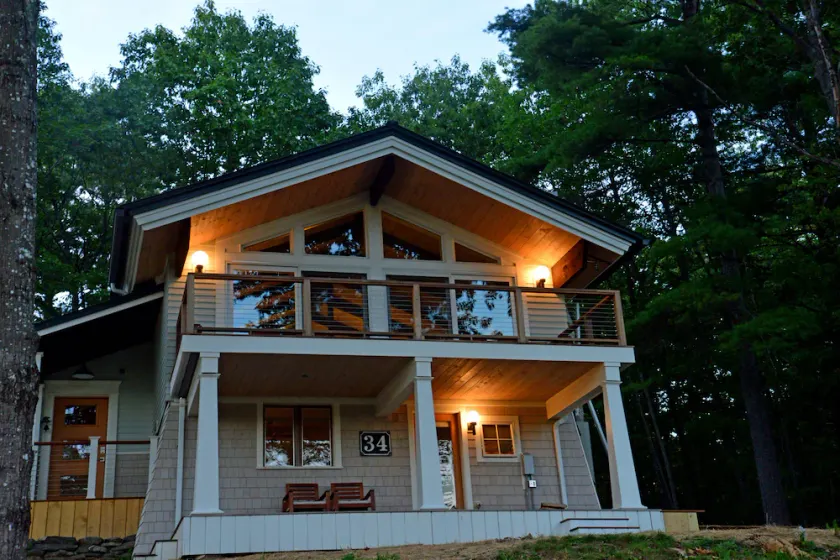 MID CENTURY MODERN BLACK CHALET; BETÄUBUNG ANSICHTEN / FIRE PIT / HOT TUB - Image 1