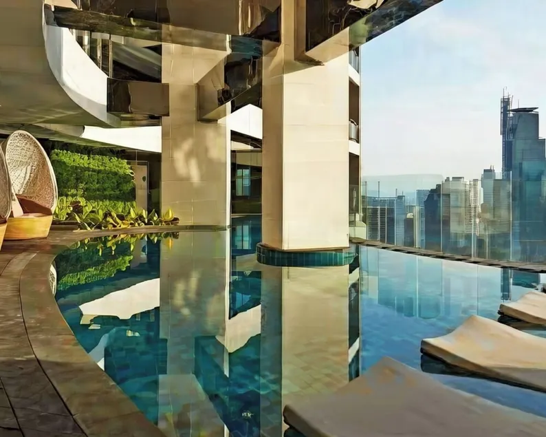 STAYLUXIA - GRAMERCY - Luxury Two Bedroom Junior Suite with 2 Balconies, FREE Amenities, Pool, Gym, Netflix - Housekeeping Available - Image 1