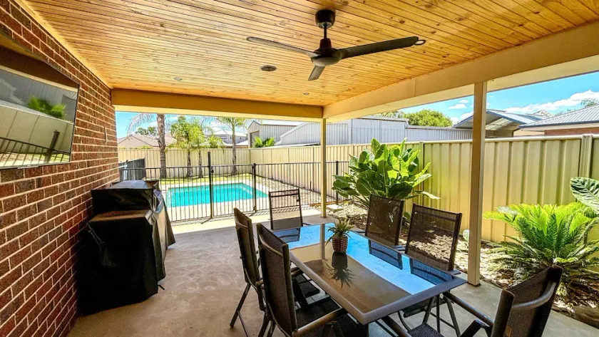 Woodlands Waterside Retreat - Image 1
