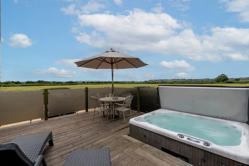 Buttercup lodge - sleeps 4/5 with hot tub & countryside views - Image 1