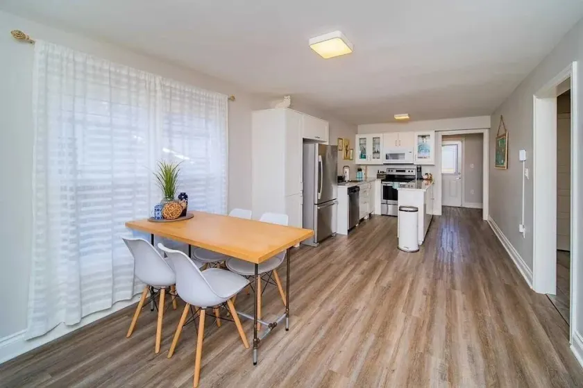 Entire house/Open Concept Relaxing 5 Min drive/ about 25 Min walk to Falls - Image 1