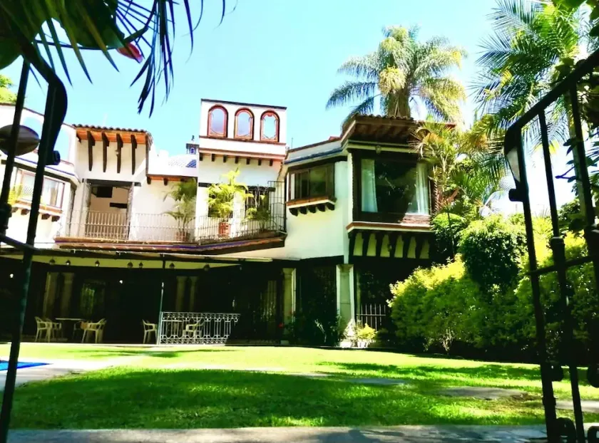 Private retreat w/ heated pool & beautiful garden. - Image 1