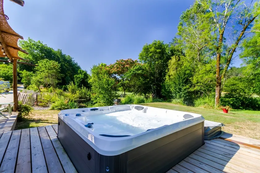 Holiday Home with Jacuzzi, Peaceful Haven in the Heart of Nature - Image 1