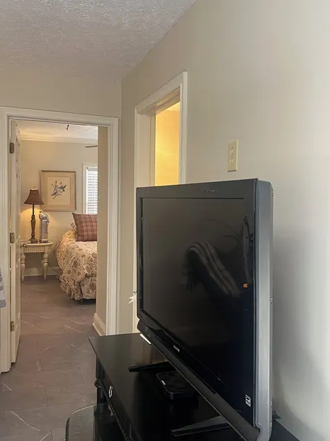 Private 2BR Renovated Guest Suite in Historic Home with Kitchen - Image 1